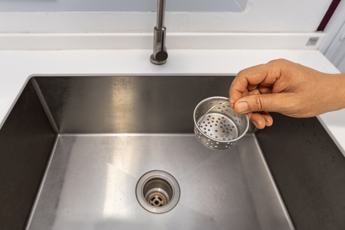 Kitchen sink strainer to prevent clogs